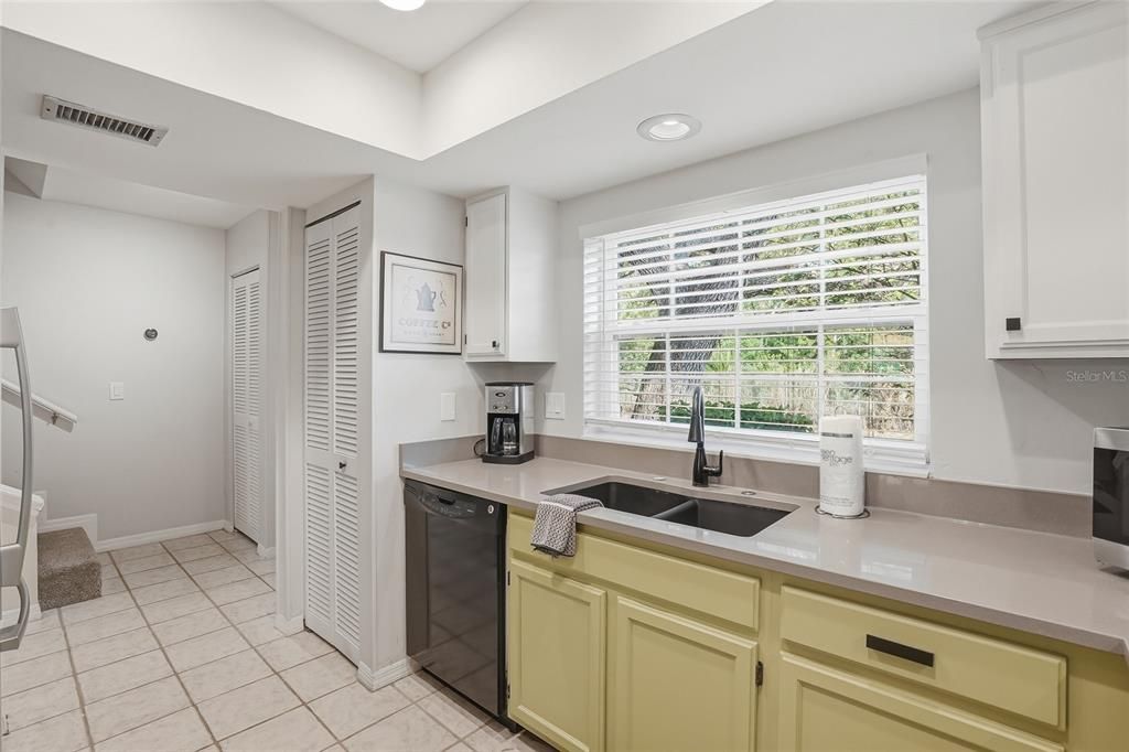 Active With Contract: $290,000 (2 beds, 2 baths, 1480 Square Feet)