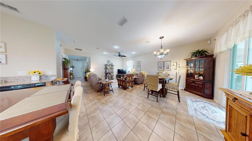 Activo con contrato: $299,900 (3 camas, 2 baños, 1465 Pies cuadrados)