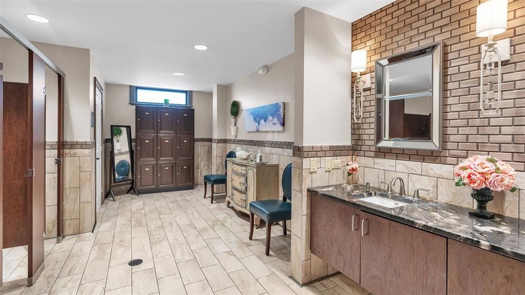 For Sale: $230,000 (2 beds, 2 baths, 1179 Square Feet)