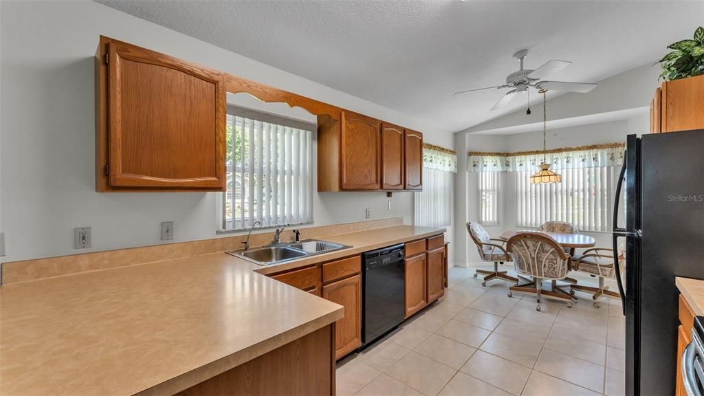 For Sale: $230,000 (2 beds, 2 baths, 1179 Square Feet)