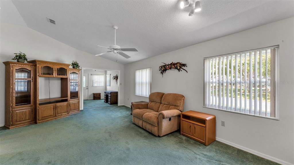 For Sale: $230,000 (2 beds, 2 baths, 1179 Square Feet)