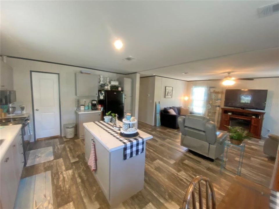 En Venta: $275,000 (3 camas, 2 baños, 1296 Pies cuadrados)