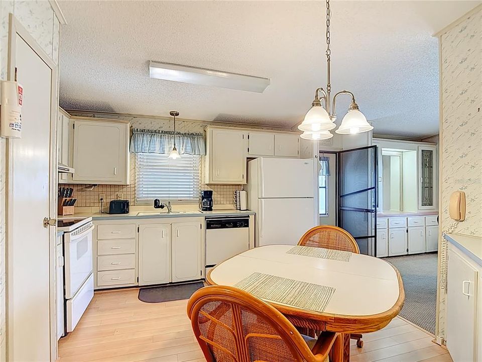 For Sale: $120,000 (2 beds, 2 baths, 1066 Square Feet)
