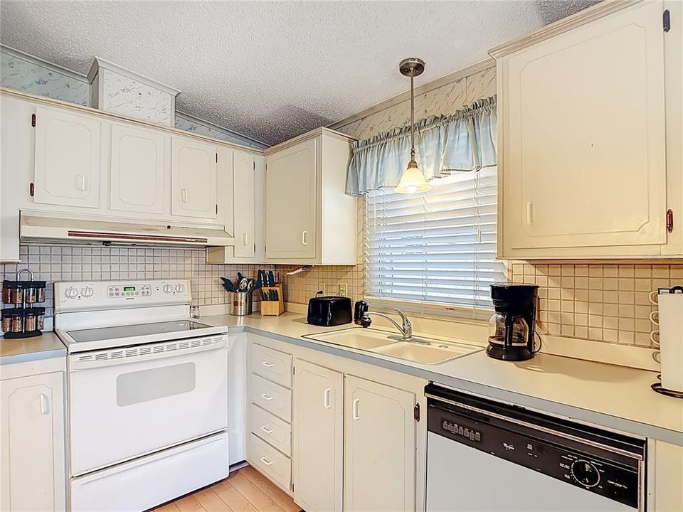 For Sale: $120,000 (2 beds, 2 baths, 1066 Square Feet)