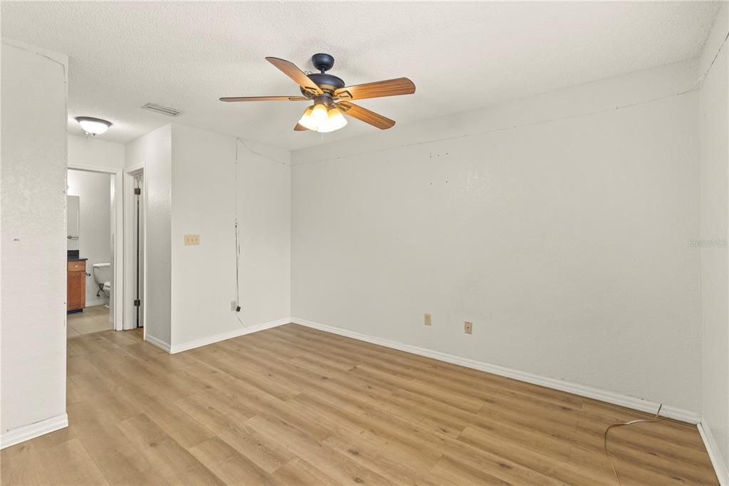 Active With Contract: $130,000 (2 beds, 2 baths, 1015 Square Feet)
