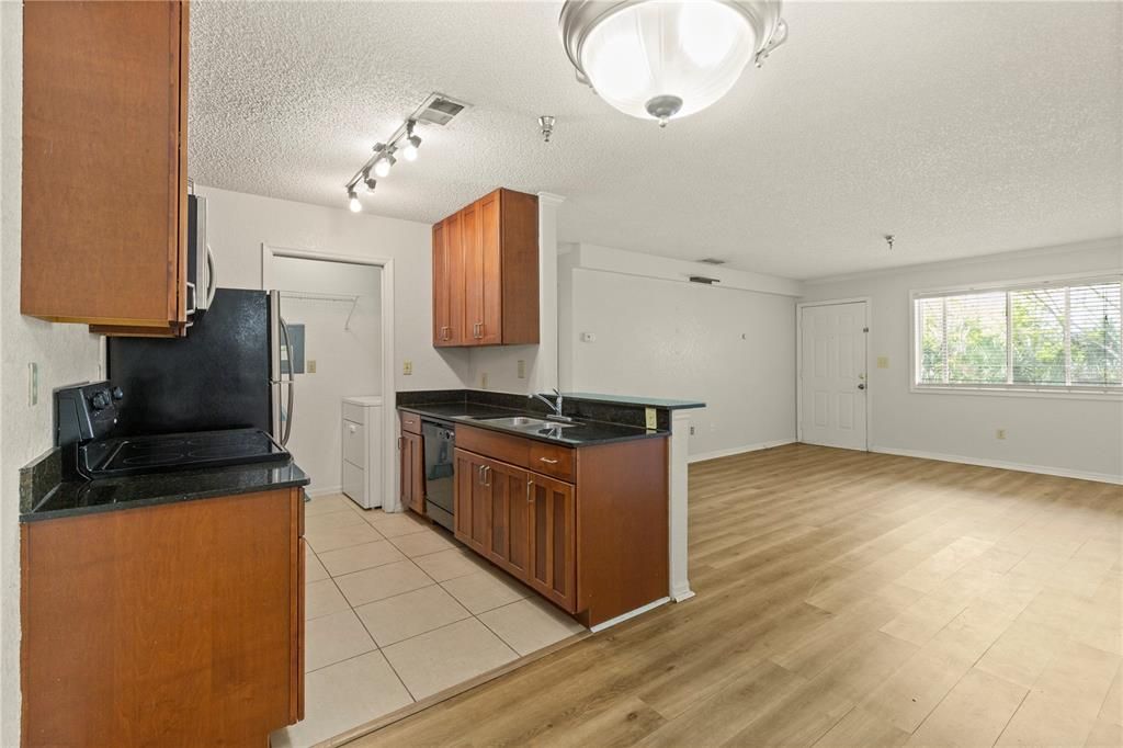 Active With Contract: $130,000 (2 beds, 2 baths, 1015 Square Feet)
