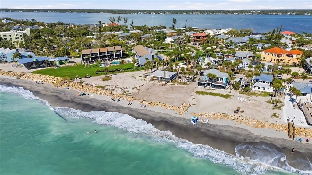 На продажу: $1,495,000 (0.26 acres)