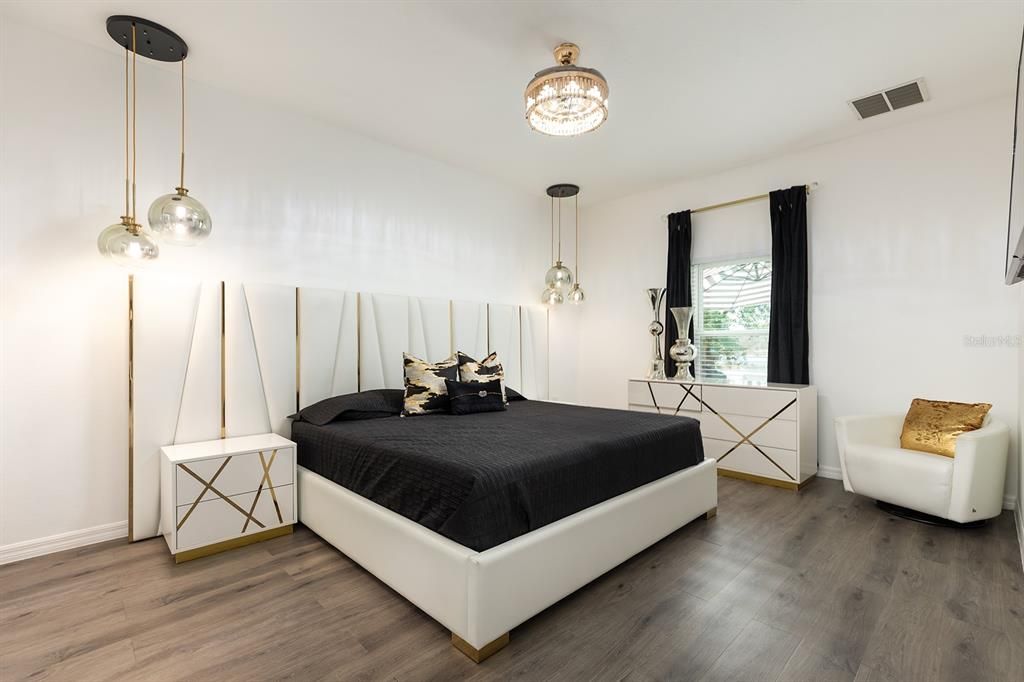 En Venta: $465,000 (4 camas, 2 baños, 2464 Pies cuadrados)