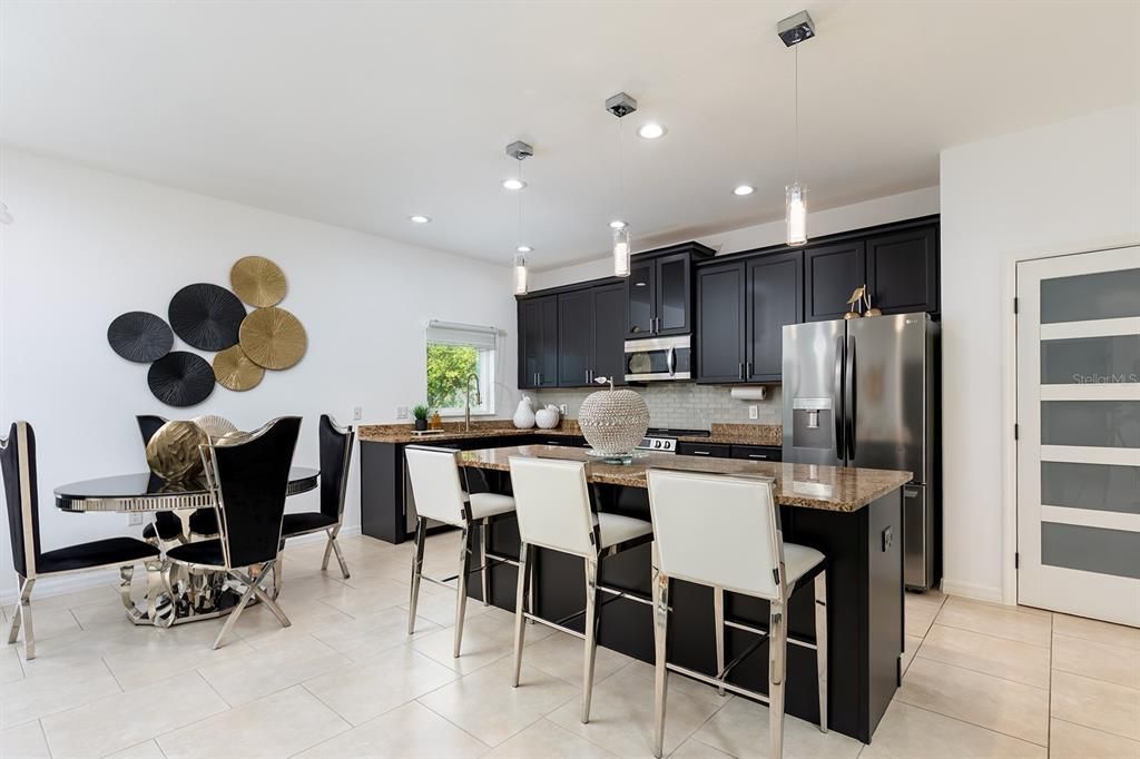 En Venta: $465,000 (4 camas, 2 baños, 2464 Pies cuadrados)