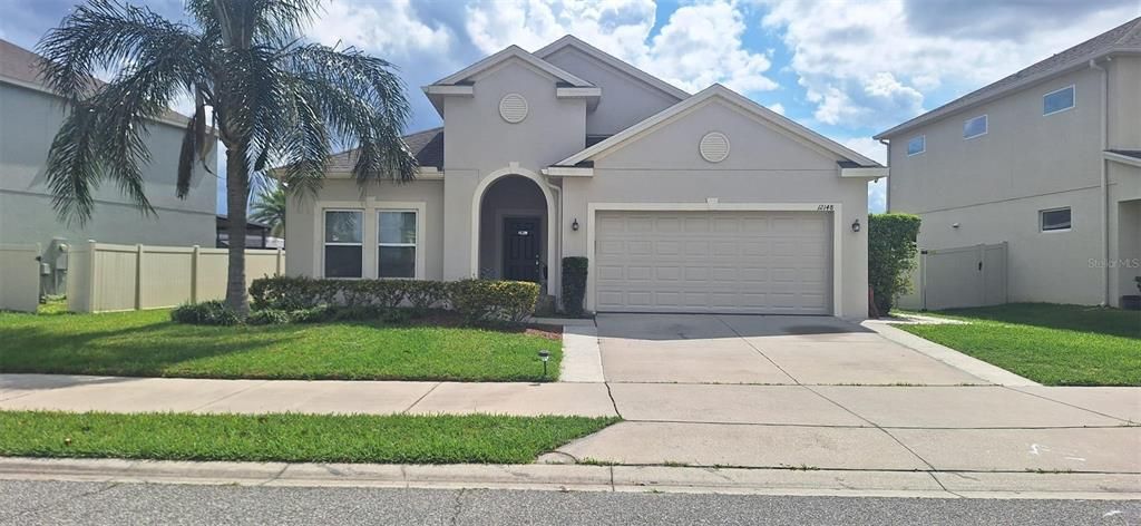Activo con contrato: $3,000 (4 camas, 2 baños, 2010 Pies cuadrados)