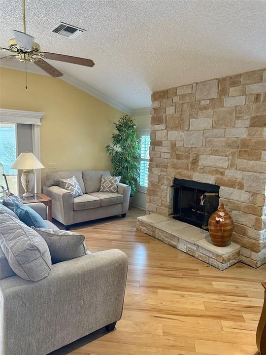 Activo con contrato: $399,900 (3 camas, 2 baños, 1880 Pies cuadrados)