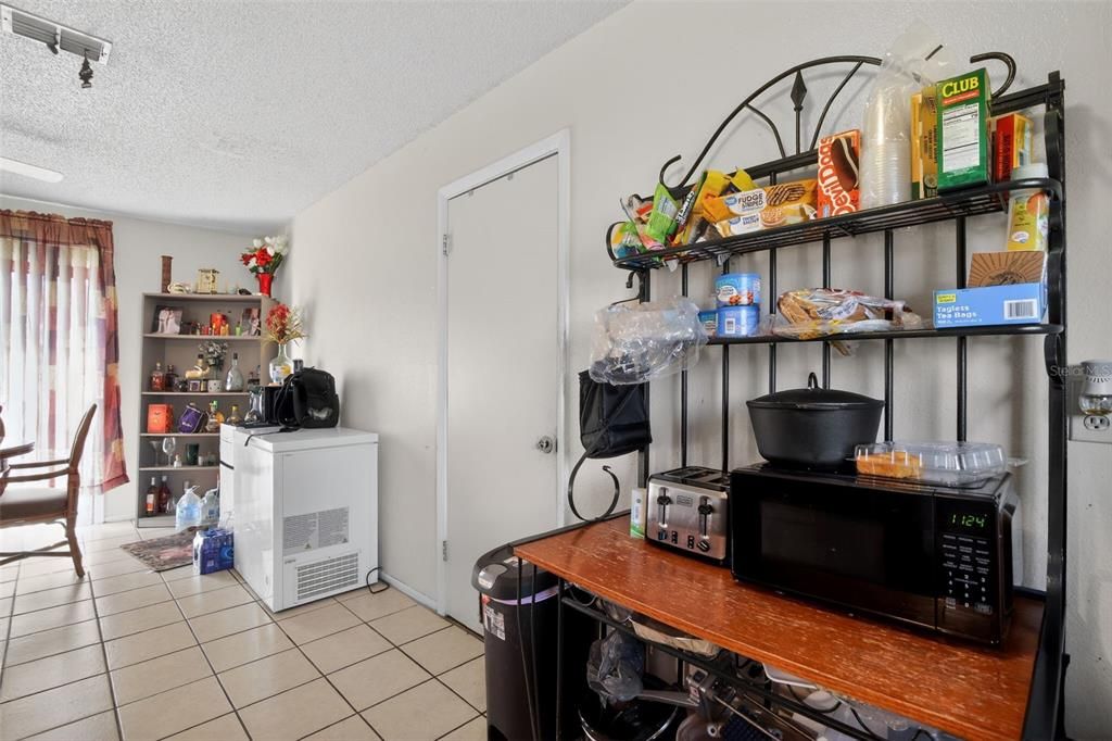 For Sale: $169,000 (2 beds, 1 baths, 904 Square Feet)