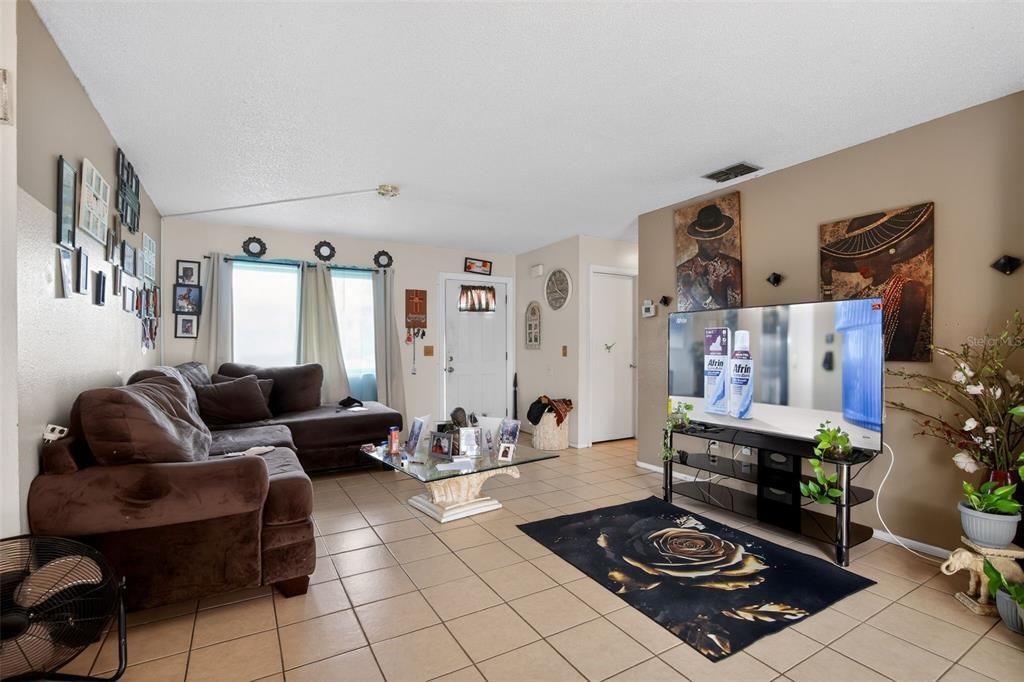 For Sale: $169,000 (2 beds, 1 baths, 904 Square Feet)