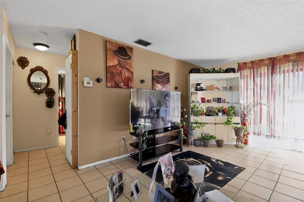 For Sale: $169,000 (2 beds, 1 baths, 904 Square Feet)