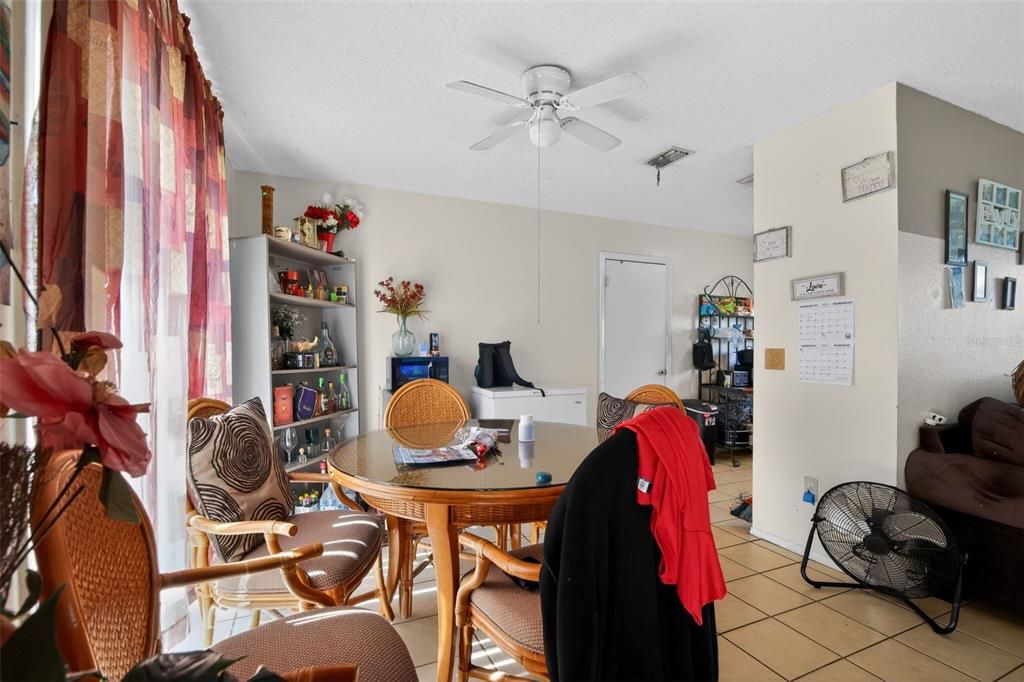 For Sale: $169,000 (2 beds, 1 baths, 904 Square Feet)