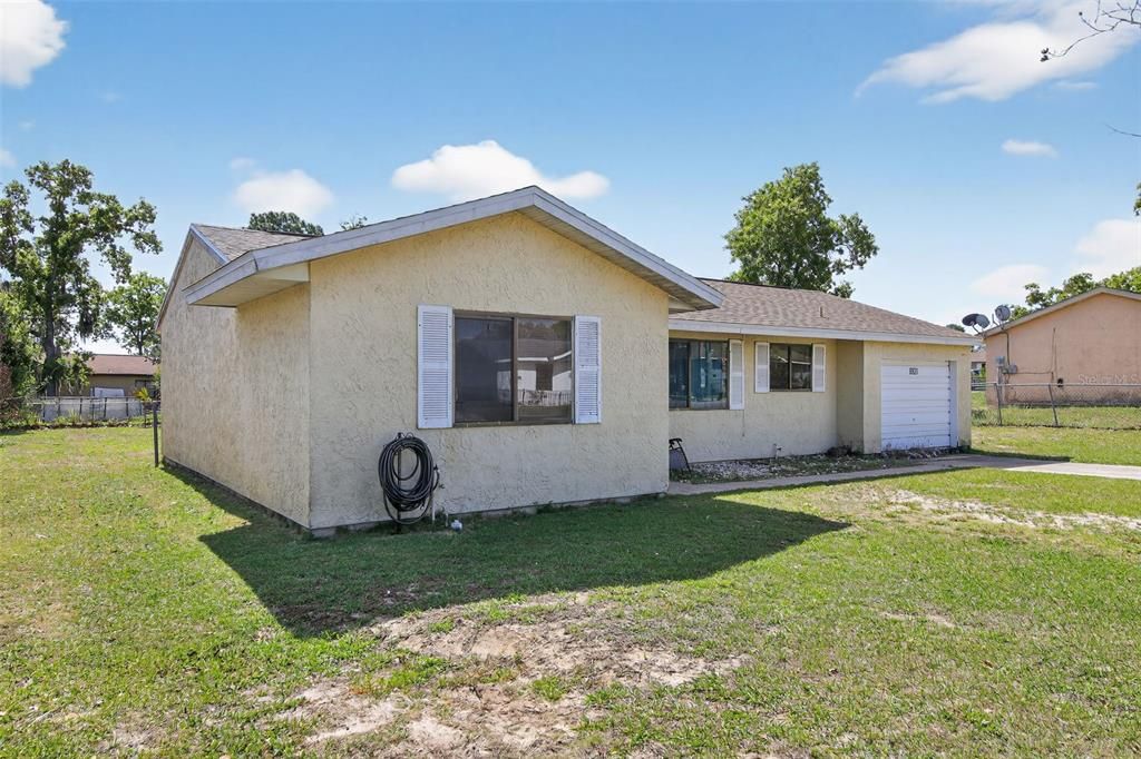 For Sale: $169,000 (2 beds, 1 baths, 904 Square Feet)