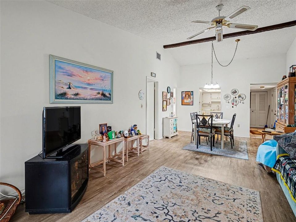 На продажу: $135,000 (2 спален, 2 ванн, 1014 Квадратных фут)