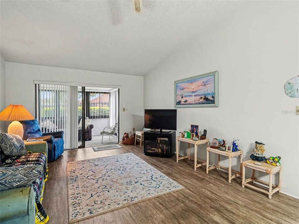 На продажу: $135,000 (2 спален, 2 ванн, 1014 Квадратных фут)