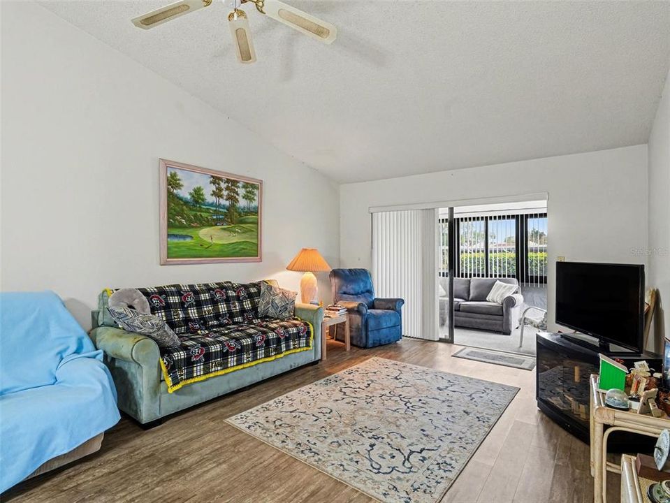 На продажу: $135,000 (2 спален, 2 ванн, 1014 Квадратных фут)