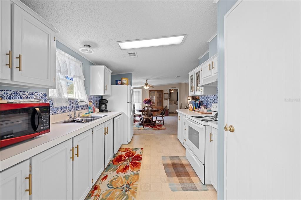 For Sale: $200,000 (2 beds, 2 baths, 1269 Square Feet)