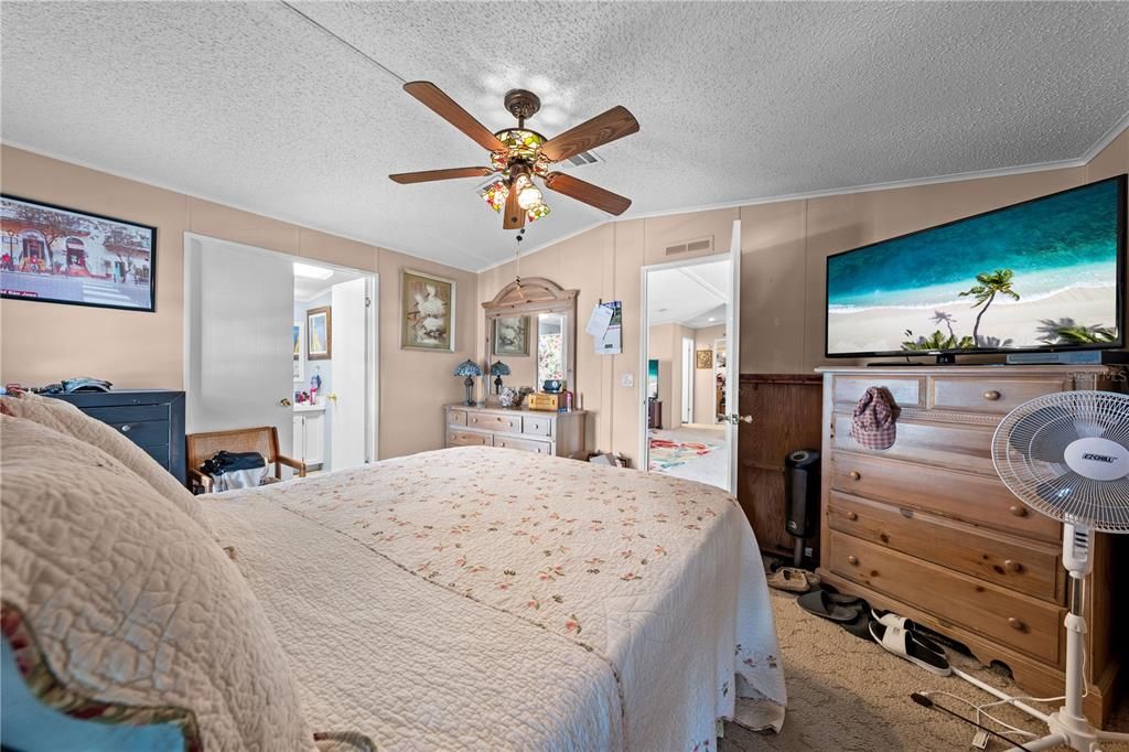For Sale: $200,000 (2 beds, 2 baths, 1269 Square Feet)