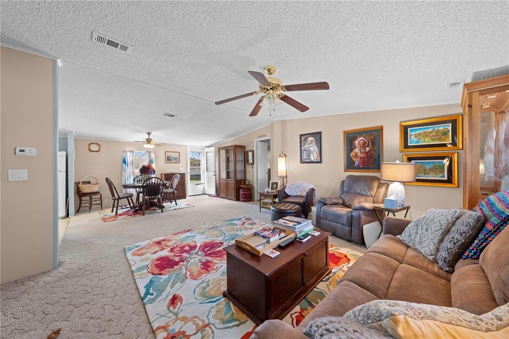 For Sale: $200,000 (2 beds, 2 baths, 1269 Square Feet)