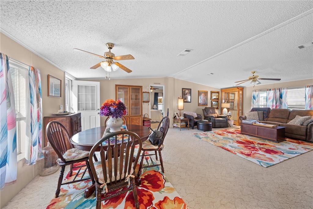 For Sale: $200,000 (2 beds, 2 baths, 1269 Square Feet)