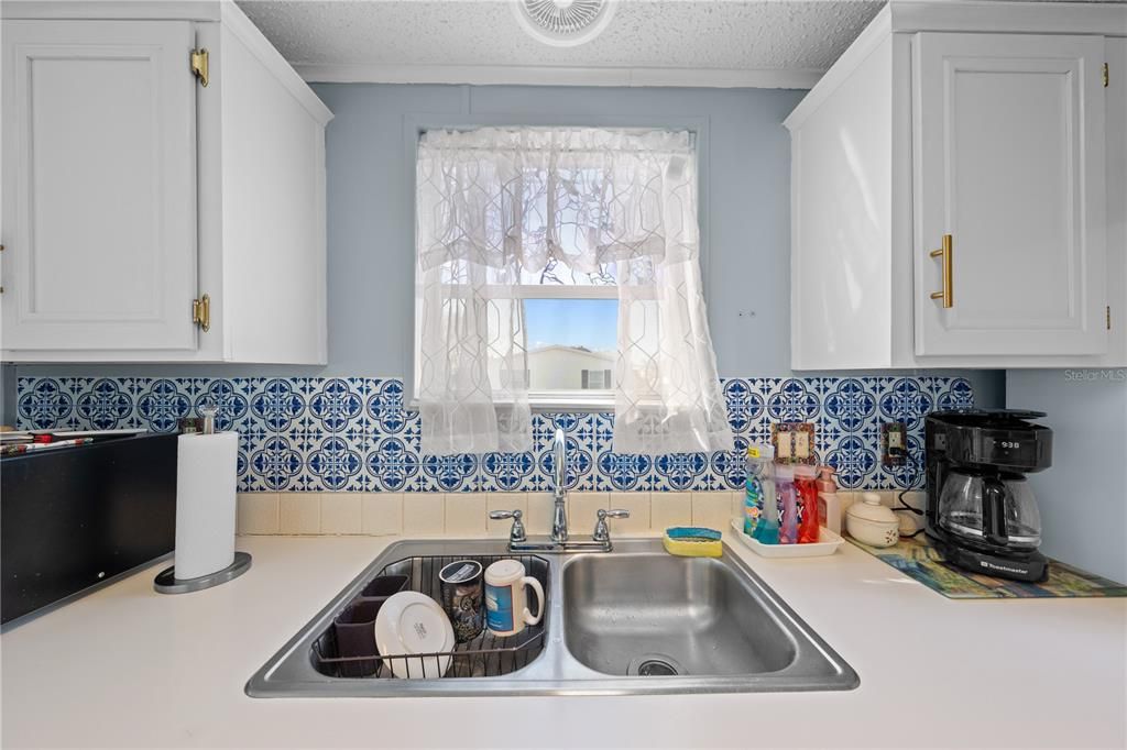 For Sale: $200,000 (2 beds, 2 baths, 1269 Square Feet)