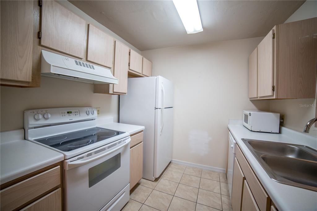 合同活跃: $149,000 (2 贝兹, 2 浴室, 888 平方英尺)