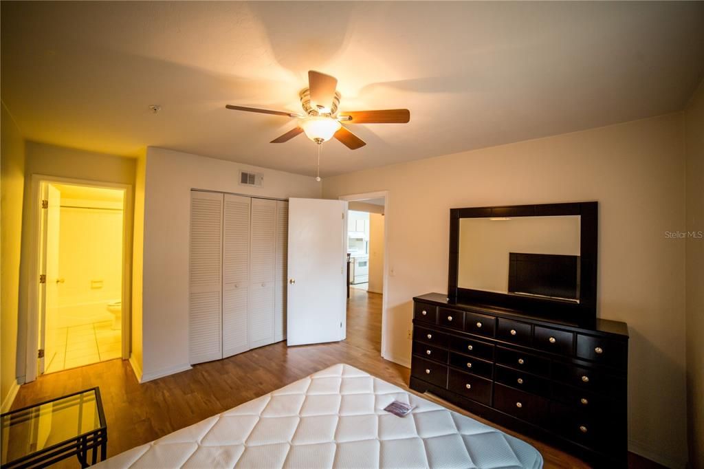 合同活跃: $149,000 (2 贝兹, 2 浴室, 888 平方英尺)