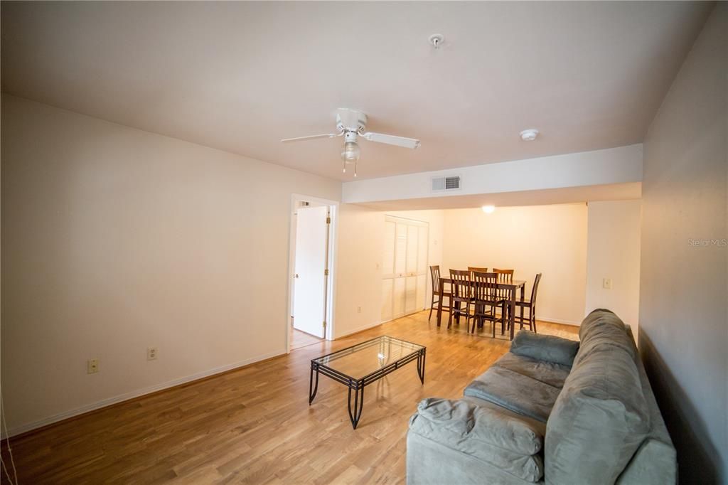 合同活跃: $149,000 (2 贝兹, 2 浴室, 888 平方英尺)