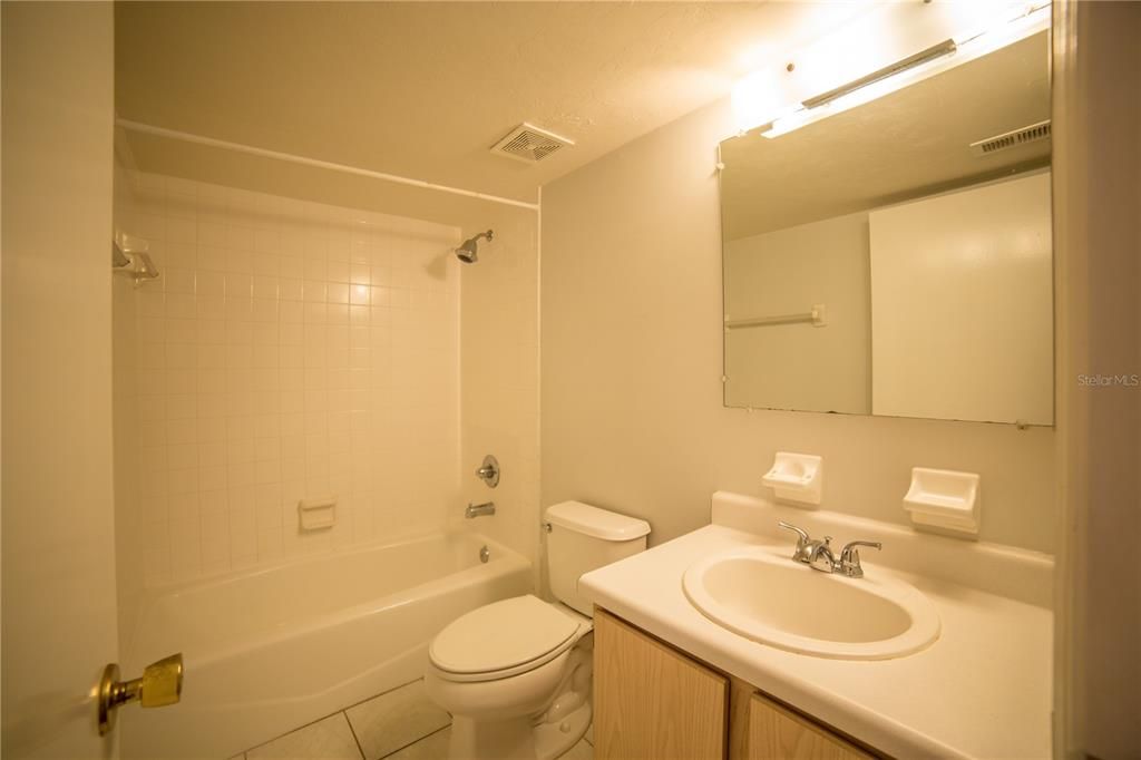 合同活跃: $149,000 (2 贝兹, 2 浴室, 888 平方英尺)