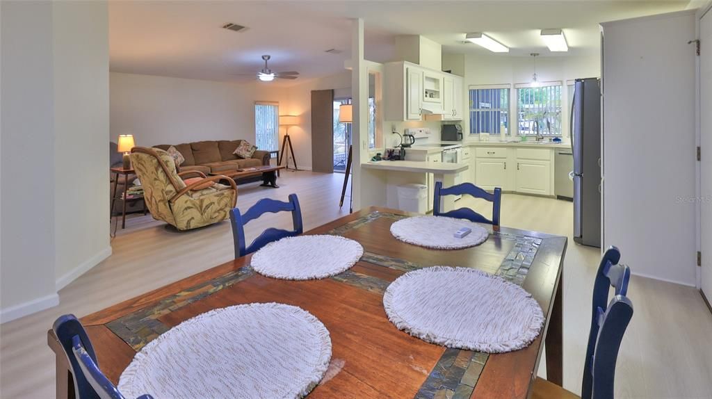 For Sale: $289,000 (2 beds, 2 baths, 1254 Square Feet)
