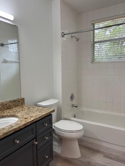 Activo con contrato: $810,000 (4 camas, 3 baños, 2369 Pies cuadrados)