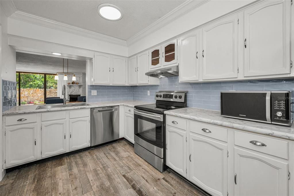 For Sale: $398,900 (2 beds, 2 baths, 1294 Square Feet)