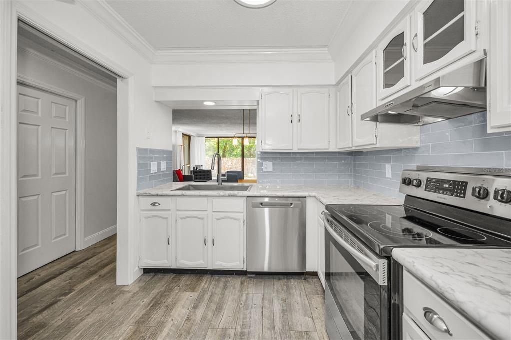 For Sale: $398,900 (2 beds, 2 baths, 1294 Square Feet)