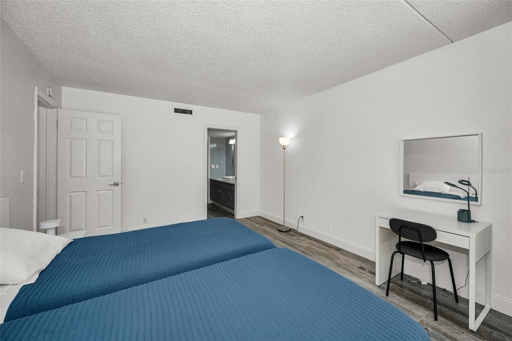 For Sale: $398,900 (2 beds, 2 baths, 1294 Square Feet)