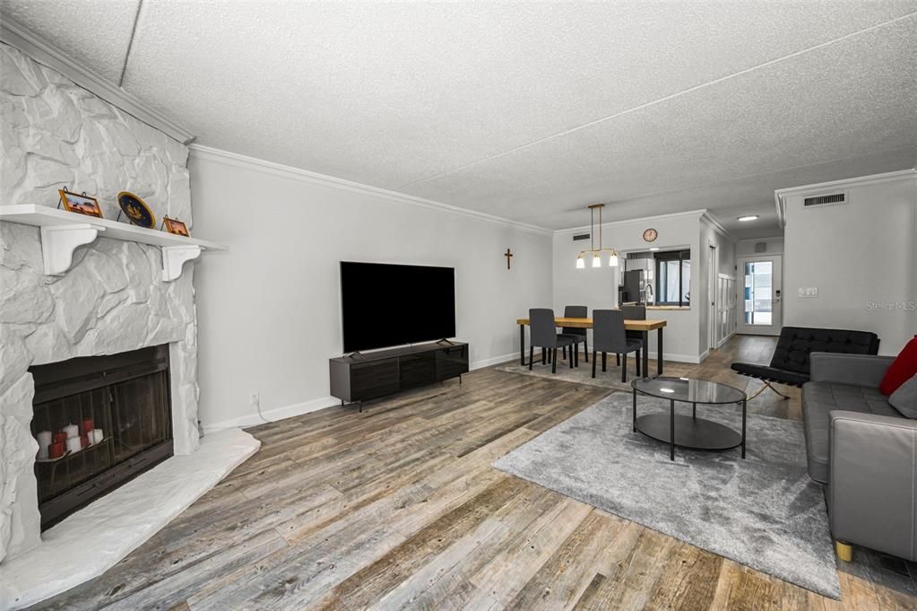 For Sale: $398,900 (2 beds, 2 baths, 1294 Square Feet)