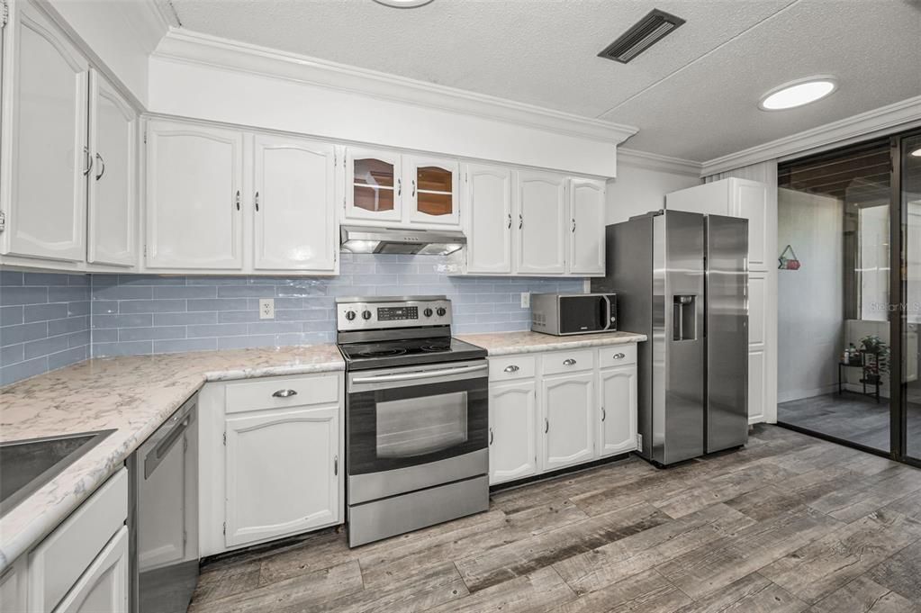 For Sale: $398,900 (2 beds, 2 baths, 1294 Square Feet)