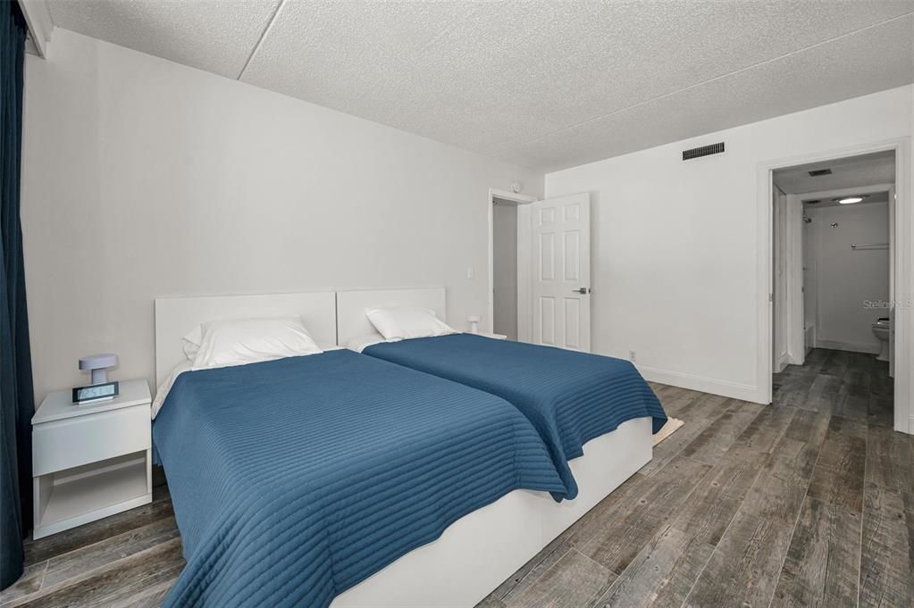 For Sale: $398,900 (2 beds, 2 baths, 1294 Square Feet)