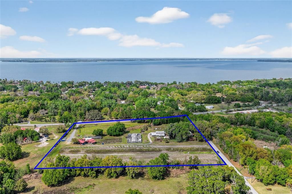 На продажу: $3,200,000 (9.10 acres)