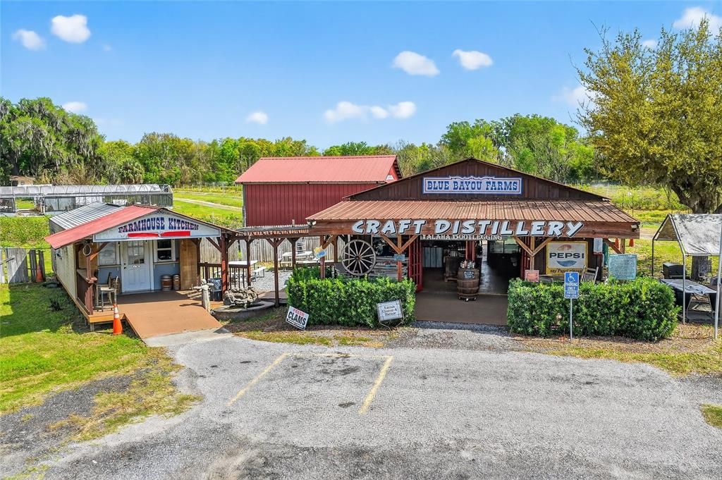 На продажу: $3,200,000 (9.10 acres)