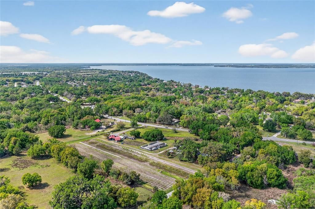 На продажу: $3,200,000 (9.10 acres)