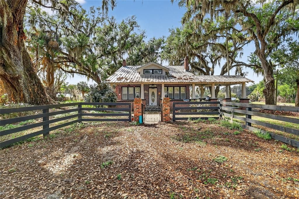 На продажу: $3,200,000 (9.10 acres)