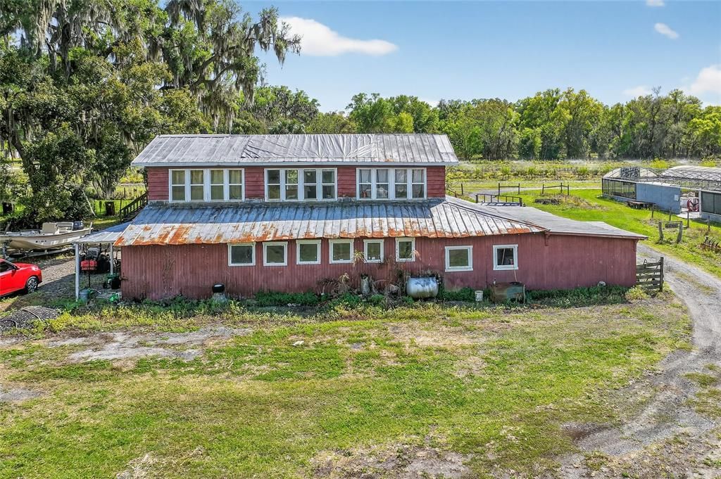 На продажу: $3,200,000 (9.10 acres)