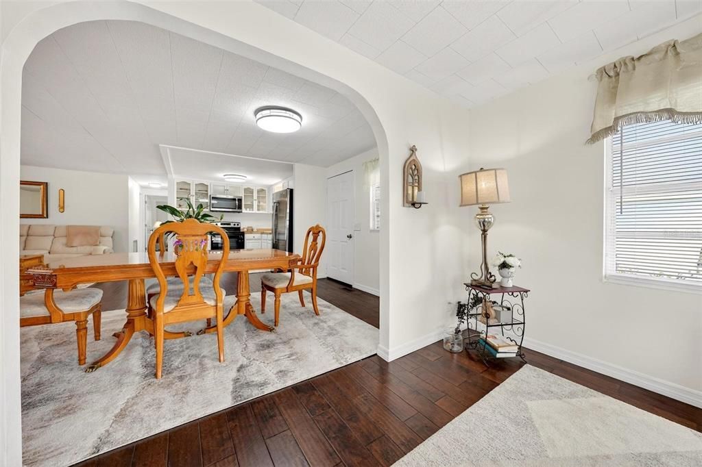 На продажу: $149,900 (3 спален, 2 ванн, 1320 Квадратных фут)