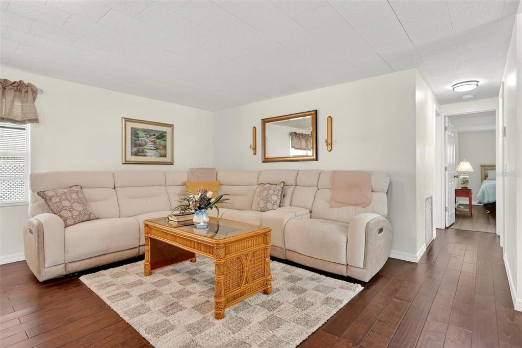 На продажу: $149,900 (3 спален, 2 ванн, 1320 Квадратных фут)