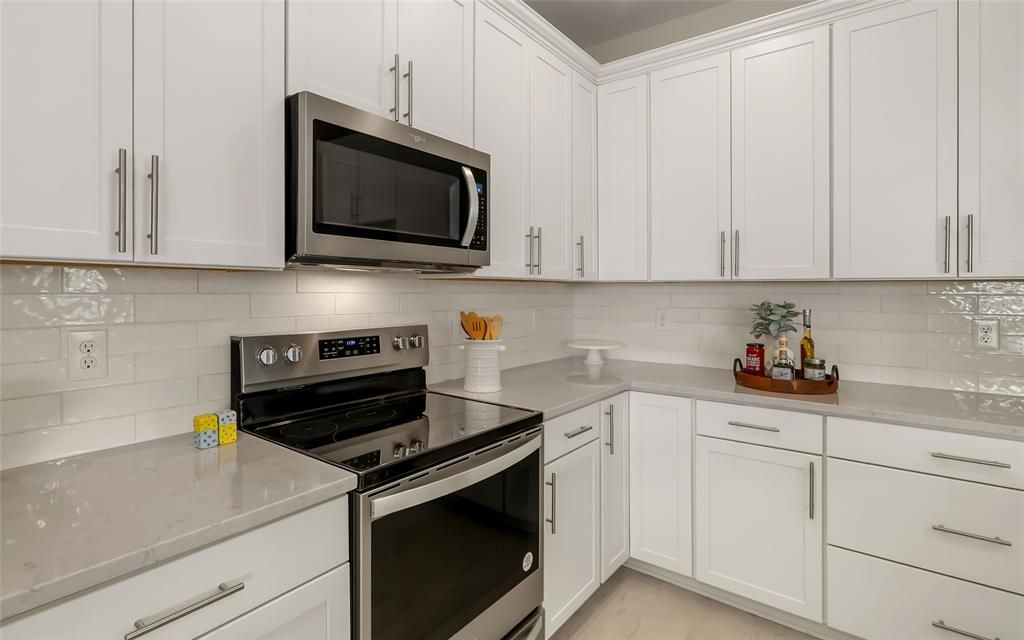 Activo con contrato: $520,000 (3 camas, 2 baños, 2074 Pies cuadrados)