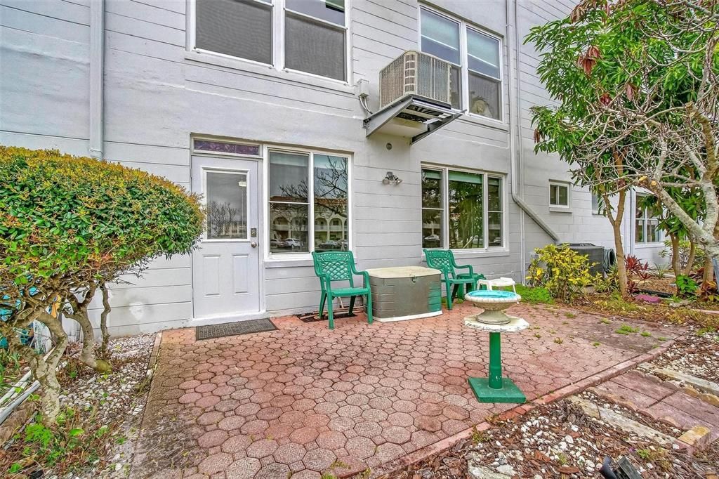 Active With Contract: $169,000 (2 beds, 2 baths, 1400 Square Feet)