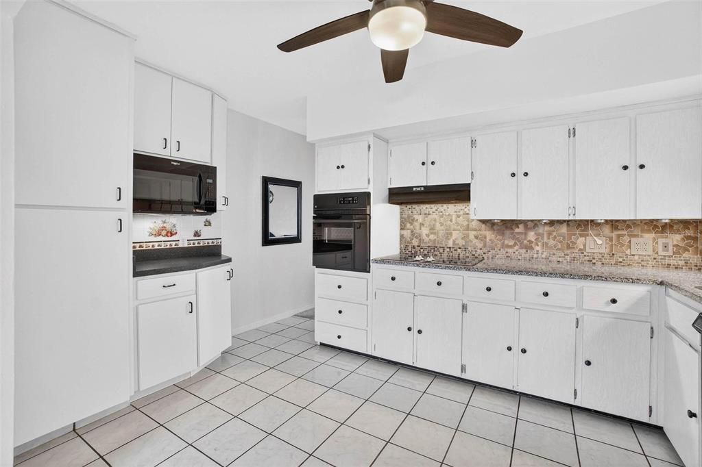 Active With Contract: $169,000 (2 beds, 2 baths, 1400 Square Feet)